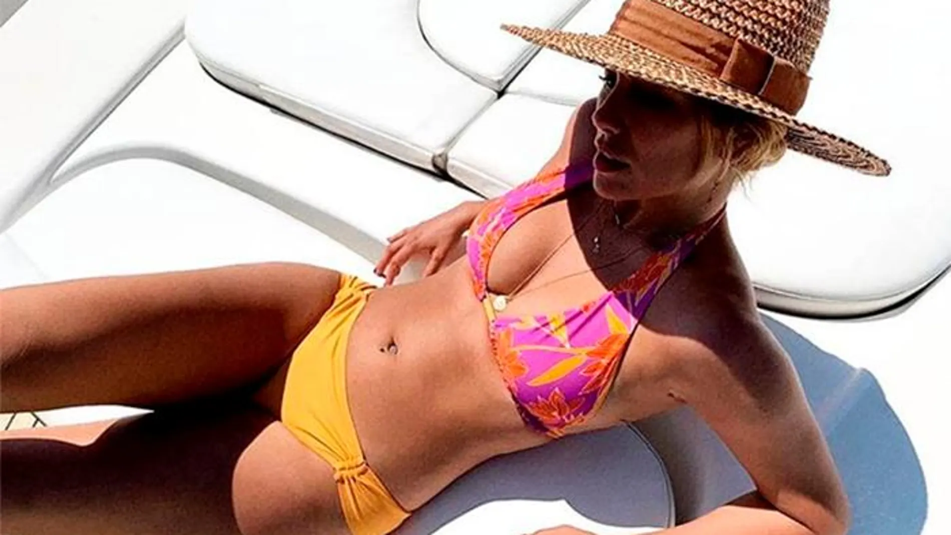 Blanca Suárez posa con uno de los bikinis de la firma de la que es imagen