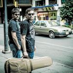 Los hermanos David (izquierda) y José Muñoz con la guitarrra a cuestas y muchas ganas de volver a encontrarse con el público