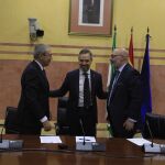 De izquierda a derecha, el consejero de Economía, Conocimiento, Empresas y Universidad, Rogelio Velasco (Cs), el consejero de Hacienda, Industria y Energía, Juan Bravo (PP-A) y el portavoz parlamentario de Vox, Alejandro Hernández, durante la firma del acuerdo para el Presupuesto / Manuel Olmedo