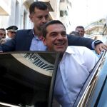 Alexis Tsipras se sube al coche oficial tras depositar su voto en un colegio de Atenas/Ap