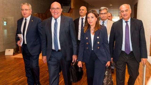 El consejero de Agricultura, Ganadería y Desarrollo Rural, Jesús Julio Carnero,junto a su equipo antes de comparecer en las Cortes
