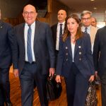 El consejero de Agricultura, Ganadería y Desarrollo Rural, Jesús Julio Carnero,junto a su equipo antes de comparecer en las Cortes