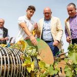 El consejero de Agricultura, Ganadería y Desarrollo Rural, Jesús Julio Carnero, visita el cultivo de la alubia en la provincia de León, liderado por un joven agricultor. Junto a él, Donaciano Dujo