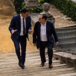 Pedro Sánchez con el director de LA RAZÓN Francisco Marhuenda en los jardines del Palacio de la Moncloa / Alberto R. Roldán