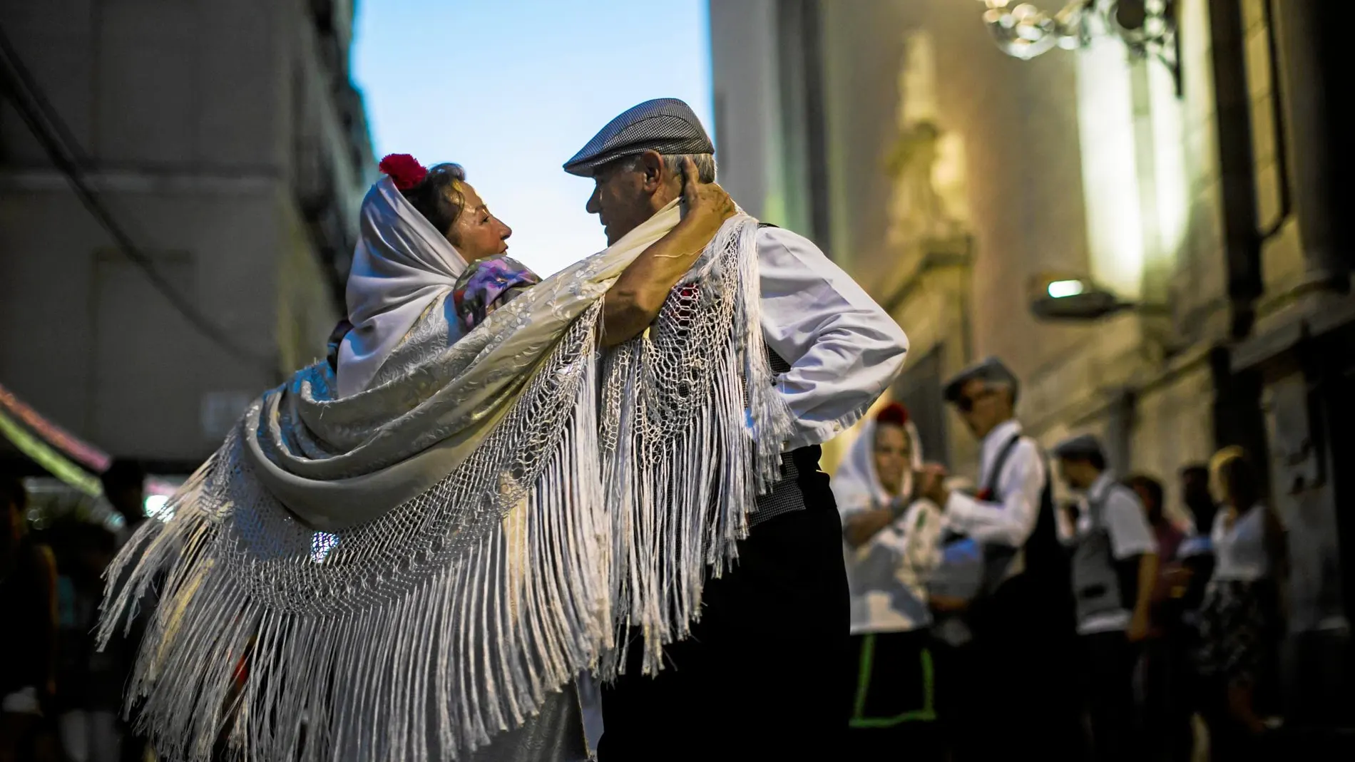 Chulapas y chulapos participan en las actividades que se organizan en las calles, como bailes de chotis, al ritmo que va marcando el organillo
