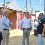 El alcalde de Tomares, José Luis Sanz (centro), junto al concejal de Medio Ambiente y Desarrollo Económico, José M. Soriano (d), y el concejal de Obras y Servicios, y Limpieza Viaria, Manuel David Loreto (i) / La Razón