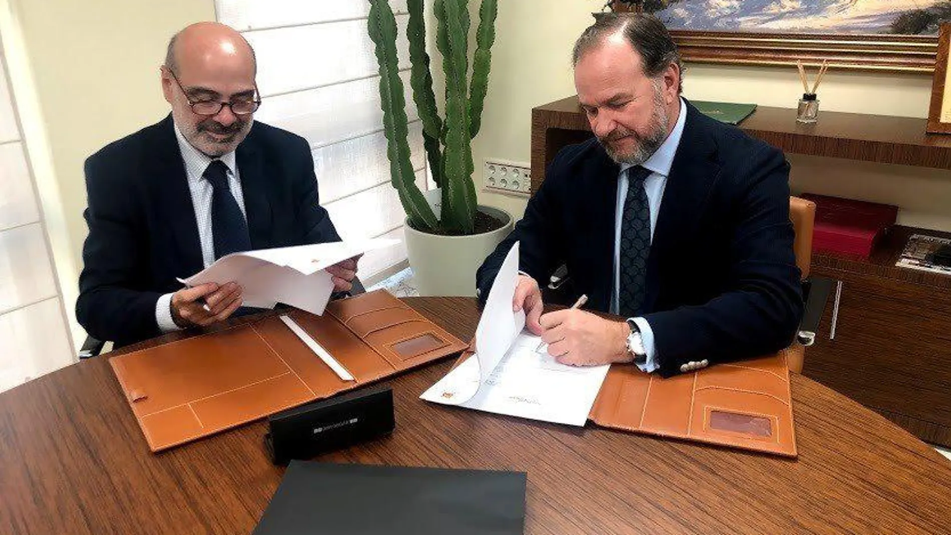 De izquierda a derecha, el presidente de Ancce, José Juan Morales, y el presidente de la entidad y su fundación, José Luis García-Palacios Álvarez / La Razón