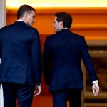 Pedro Sánchez recibe al líder de Ciudadanos, Albert Rivera (d), con quien concluye la ronda que ha mantenido con los responsables de la oposición. EFE/MARISCAL