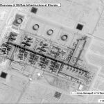 Imagen difundida por el Gobierno de Estados Unidos de la refinería de Aramco atacada/ AP