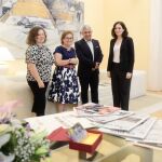 La presidenta de la Comunidad de Madrid, Isabel Díaz Ayuso, junto a vendedores de Prensa de Madrid