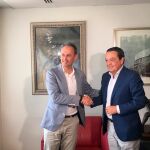 Javier Celdrán y José María Albarracín se saludan momentos antes de comenzar su reunión