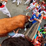 Los toros de la ganadería sevillana de Miura, a su paso por el tramo de Telefónica, durante el octavo y último encierro de los Sanfermines 2019