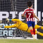 Joao Félix mira cómo marca Diego Costa a Courtois
