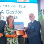 La diputada de Recursos Humanos, Patrimonio y Tesorería, María Gómez, recogió este galardón, acompañada por el director de Suma, Manuel Bonilla