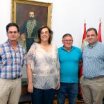 Ángeles Armisén junto con el alcalde Luis Fernando Vela, entre otros