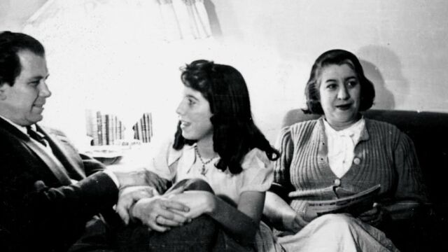 Una imagen de Concha Méndez acompañada de su marido el poeta Manuel Altolaguirre y su hija Paloma en el México de los años cuarenta
