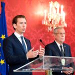 El líder conservador austriaco, Sebastian Kurz, junto al presidente federal, Alexander van der Bellen, ayer en el Palacio de Hofburg de Viena
