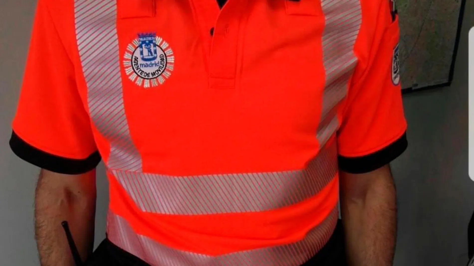 Nuevo polo que deberán llevar los agentes de movilidad de Madrid