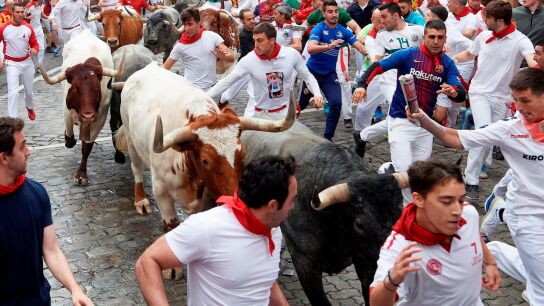 Los toros de la ganadería de José Escolar Gil, de Lanzahíta (Ávila), a su paso por el tramo de Telefónica durante el tercer encierro de los Sanfermines