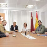De izquierda a derecha: Pascual Salvador y Luis Gestoso (Vox); Miguel Garaulet e Isabel Franco (Cs); y Fernando López Miras y Visitación Martínez (PP)