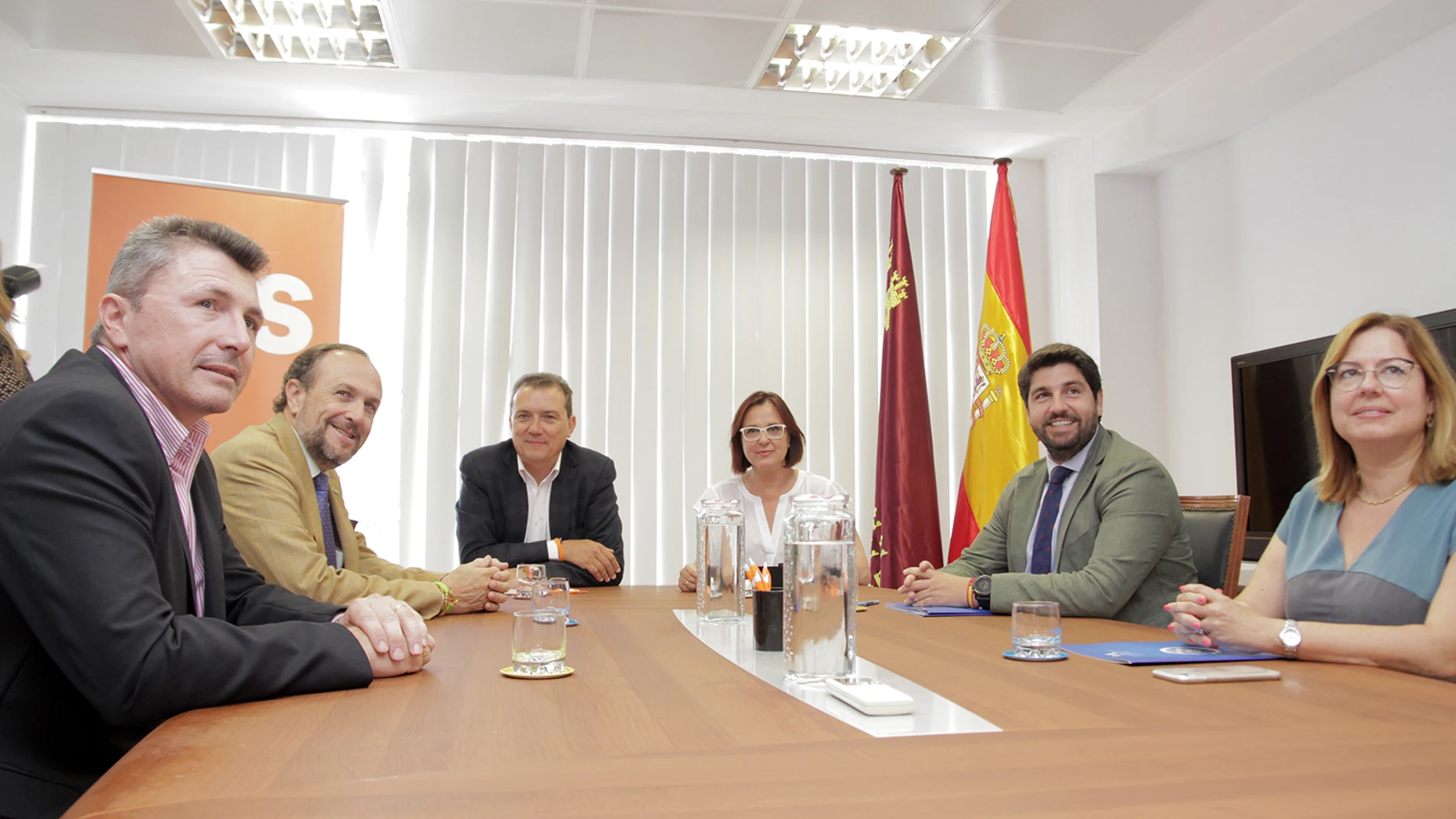 De izquierda a derecha: Pascual Salvador y Luis Gestoso (Vox); Miguel Garaulet e Isabel Franco (Cs); y Fernando López Miras y Visitación Martínez (PP)