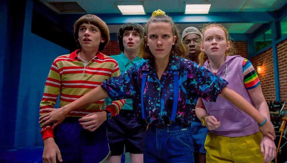 Millie Bobby Brown, Finn Wolfhard, Noah Schnapp, Caleb McLaughlin y Sadie Sink en la temporada 3 de 'Stranger Things'/Netflix
