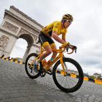 Geraint Thomas portando el maillot amarillo en el año 2018