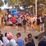 Dos grupos, uno en contra de la presencia de migrantes en El Maresmes y otro contra actitudes xenófobas, ante el centro de acogida que sufrió el ataque