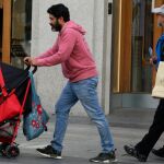 Un padre con su hijo paseando por la ciudad