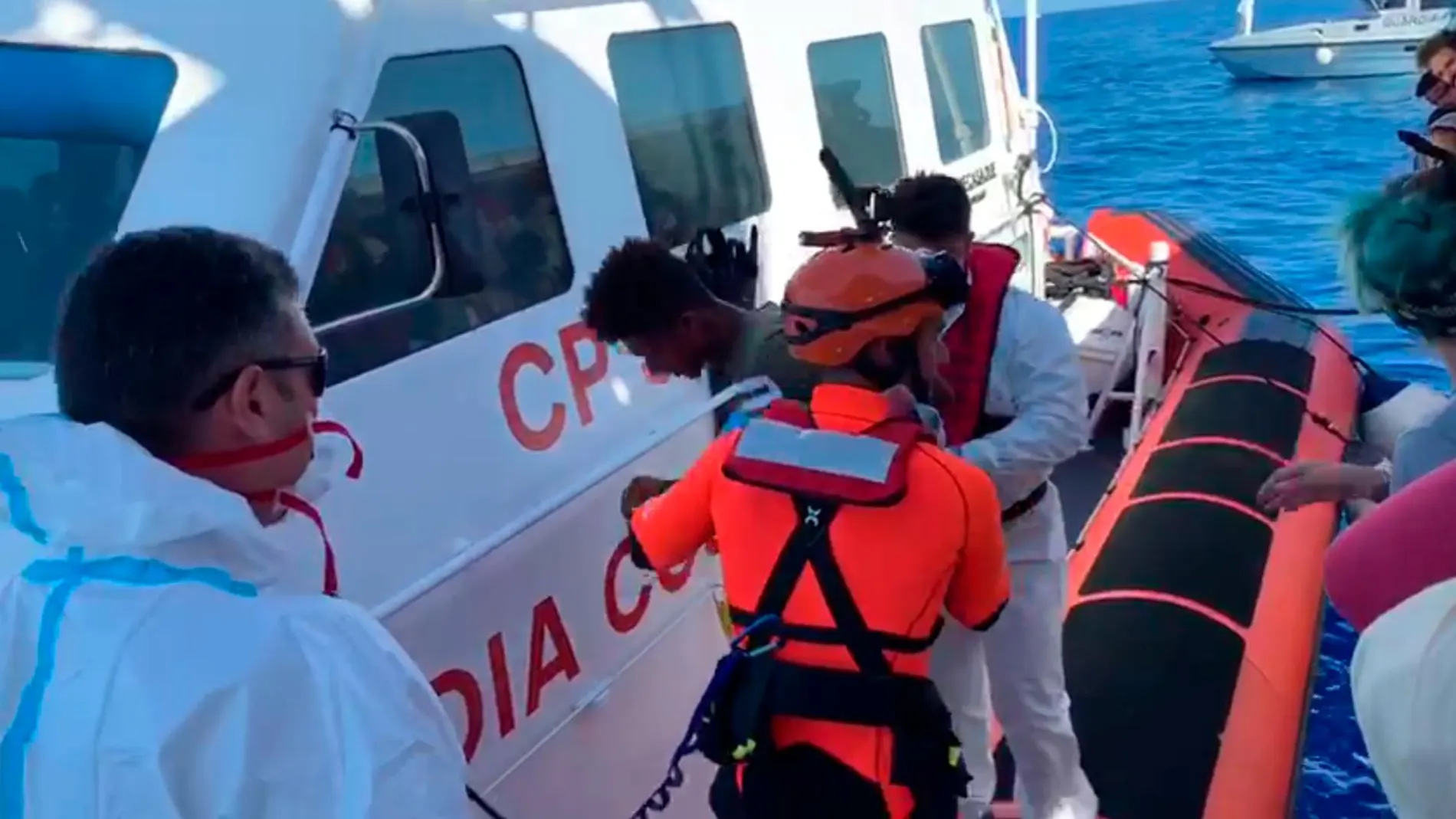 Un menor entrando en el barco de la Guardia Costera