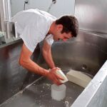 Javier Manzano, ganadero de ovejas y productor de los quesos «Zarandiel», en Barrillos de Curueño (León)