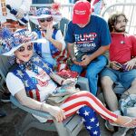 Seguidores del presidente Trump esperaron durante horas y bajo las altas temperaturas el discurso en el que anunció candidatura a la reelección / Ap