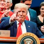 El presidente de EE UU, Donald Trump, en un acto con jubilados ayer en Florida