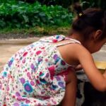 La mujer recriminó a la niña sus modales en la mesa
