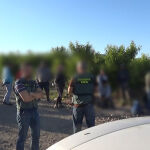 Efectivos de la Guardia Civil durante la intercepción e identificación de los trabajadores explotados en diferentes áreas agrícolas de la Región