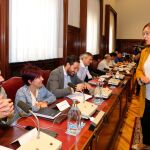 La presidenta de la Diputación de Palencia, Ángeles Armisén saluda a los miembros del grupo socialista entes del Pleno de carácter extraordinario en el que se han constituido las portavocías de los grupos políticos, la Junta de Gobierno de la institución, así como las diferentes áreas de gobierno