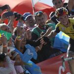 Sepp Kuss entra en meta chocando las manos con los aficionados