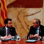El presidente de la Generalitat, Quim Torra (d), junto al vicepresidente, Pere Aragonés, preside este martes la reunión semanal del Govern, un día después de que el Parlamento de Cataluña rechazara la moción de censura impulsada por Ciudadanos contra el propio presidente de la Generalitat, Quim Torra.