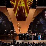 El equipo artístico de los Emmy durante la gala/Europa Press