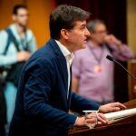 El presidente de ERC en el Parlament, Sergi Sabrià, interviene desde la tribuna en la sesión plenaria celebrada en el Parlament / Ep