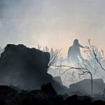 Medios aéreos y terrestres de la Junta trabajan en las labores de extinción de un fuego declarado en la localidad leonesa de Porqueros