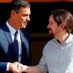 Pedro Sánchez recibiendo a Pablo Iglesias en el Palacio de la Moncloa / Efe
