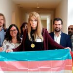 Tudanca, Fernández, Barcones y Domínguez posan con miembros del colectivo LGTBi