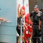 Carola Rackete saludando antes de declarar ante el juez por navegación en zonas prohibidas / Efe