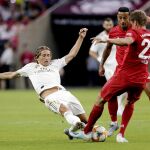 Modric disputa un balón con Müller ante la mirada de Thiago