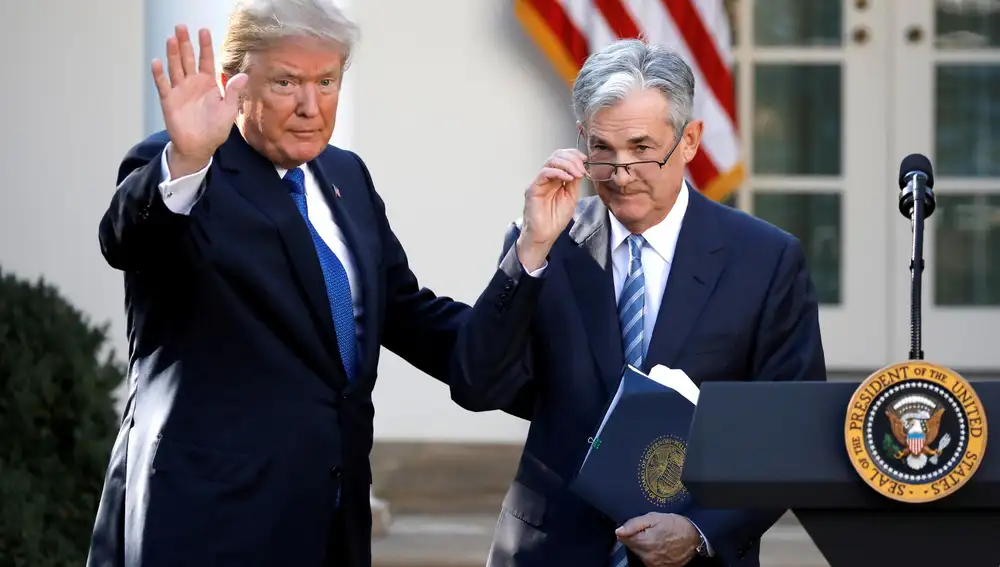 Donald Trump, junto al presidente de la Reserva Federal, Jerome Powell