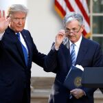 Donald Trump, junto al presidente de la Reserva Federal, Jerome Powell
