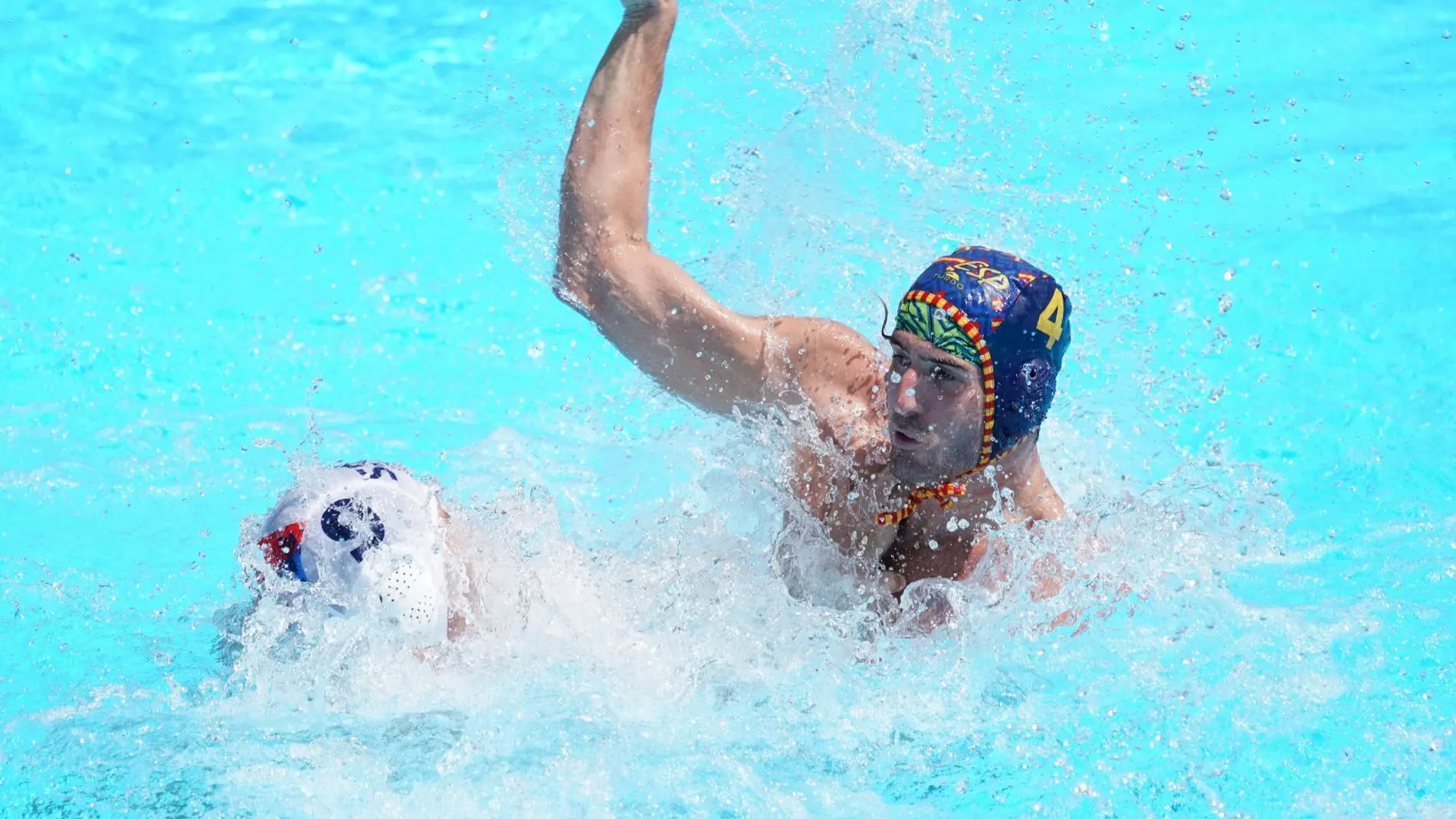 Miguel De Toro trata de marcar ante la presencia del serbio Nikola Jaksic