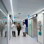 María, paciente de leucemia, visita con los doctores Bosch, Barba y Iacoboni la nueva unidad
