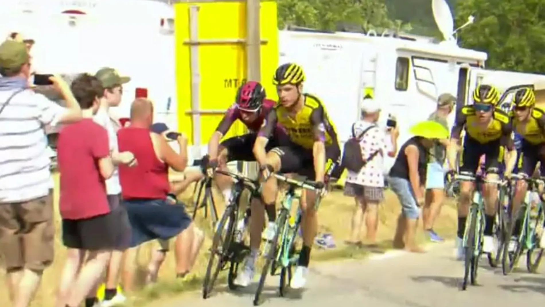 El momento en el que Tony Martin empuja a Luke Rowe